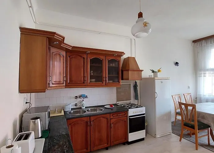 Bright, Spacious Classic In The Center Apartment *