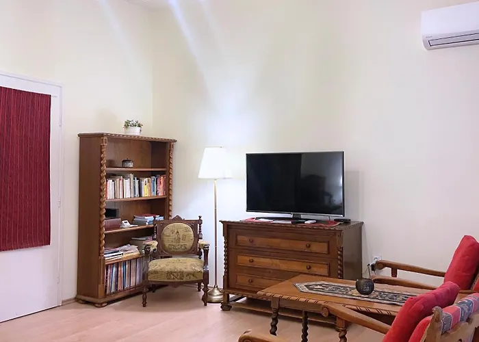 Bright, Spacious Classic In The Center *