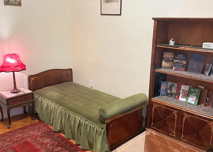Bright, Spacious Classic In The Center Lejlighed *