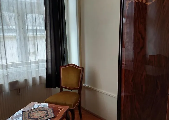 Bright, Spacious Classic In The Center *