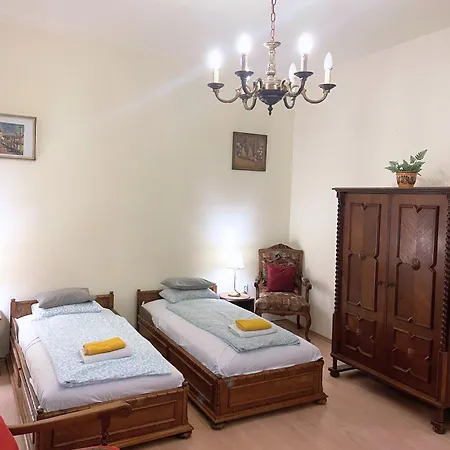 Bright, Spacious Classic In The Center 公寓
