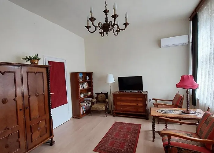 Bright, Spacious Classic In The Center Apartament Budapesta